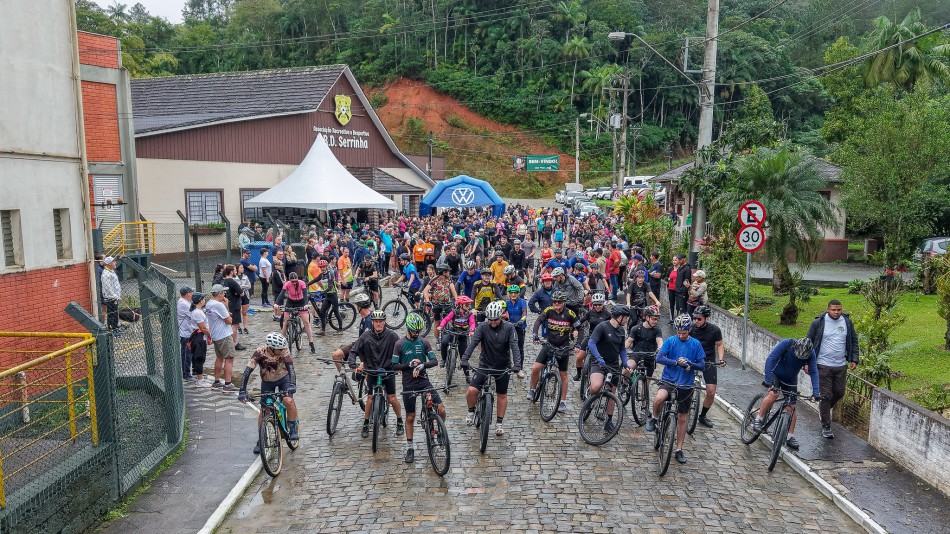 Cerca de 800 pessoas participam da 15ª Caminhada Ecológica e Cultural da Vila Itoupava