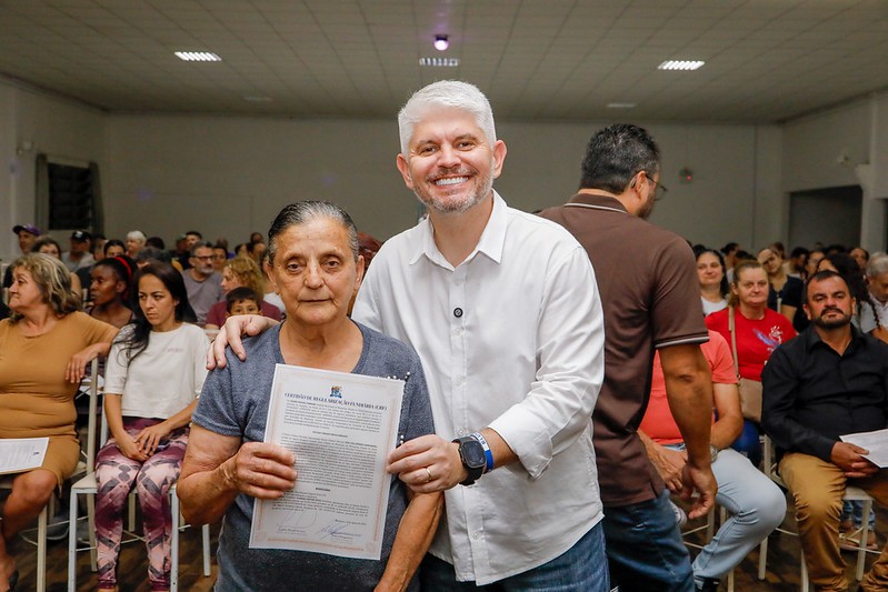 Após mais de 30 anos de espera, 250 moradores recebem regularização de lotes em Blumenau