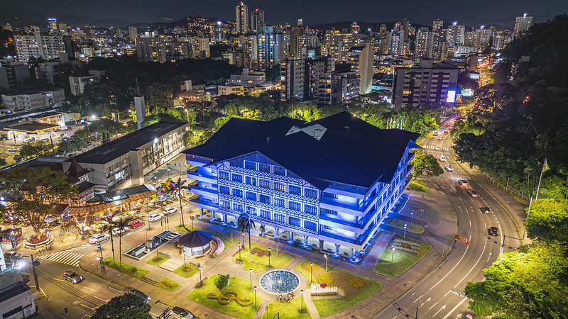 Prefeitura de Blumenau lança dois processos seletivos para contratar profissionais da educação