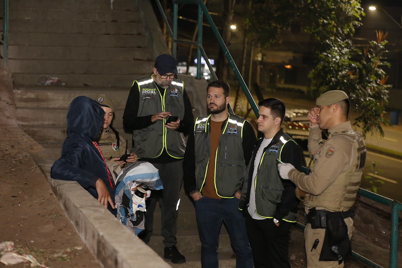 Ação integrada aborda 25 pessoas em situação de rua durante a madrugada em Blumenau