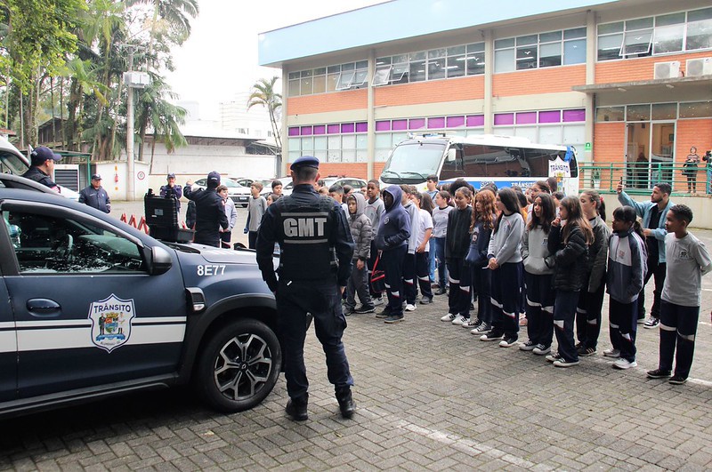 Mais de 60 estudantes de Blumenau se formam como agentes de trânsito mirins