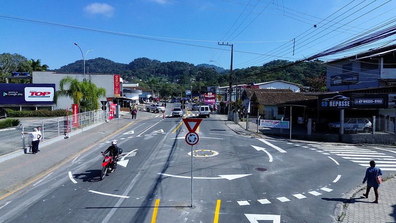 Prefeitura de Blumenau implanta nova rotatória e faixa adicional na Rua José Reuter