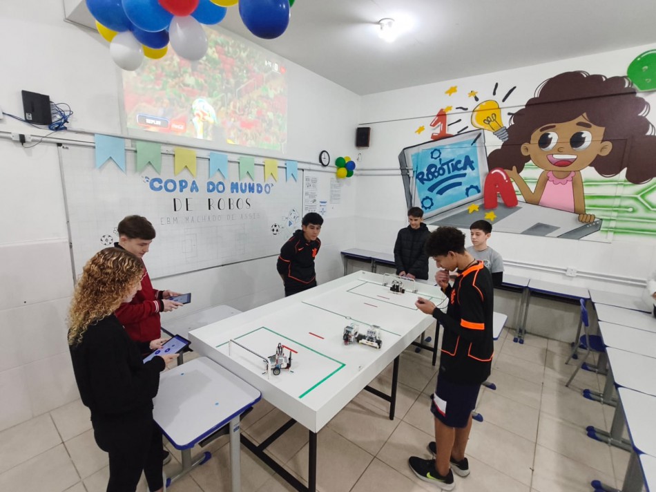 Alunos da rede municipal criam robôs e disputam Copa do Mundo na escola