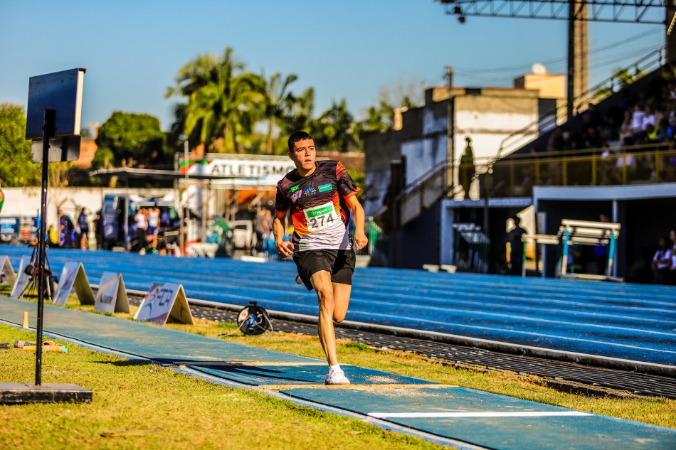 Atletismo abre os Joguinhos Abertos e Blumenau conquista primeira medalha da competição