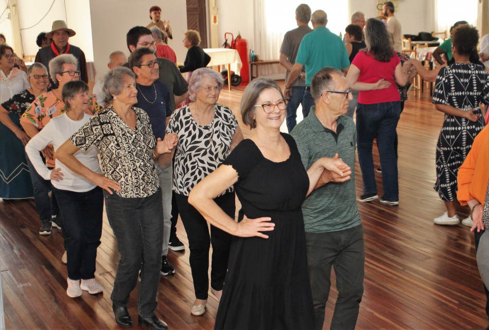 Pró-Família oferece segunda semana da Colônia de Férias com dança, bingo e karaokê para idosos