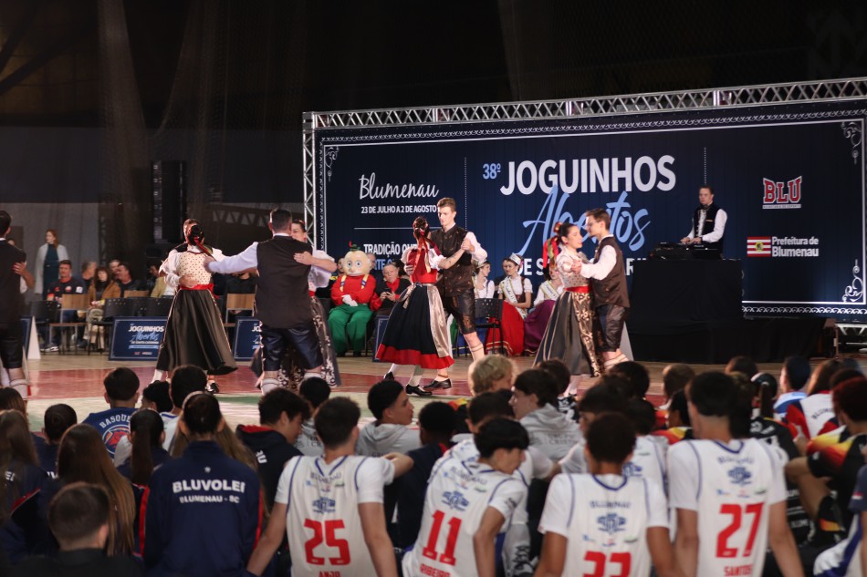 Abertura da 38ª edição dos Joguinhos Abertos de Santa Catarina celebra cultura germânica