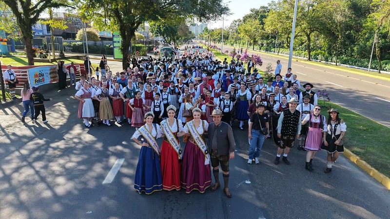 Oktoberfest Blumenau participa da Dance Parade e reforça parceria com o Festival de Dança de Joinville