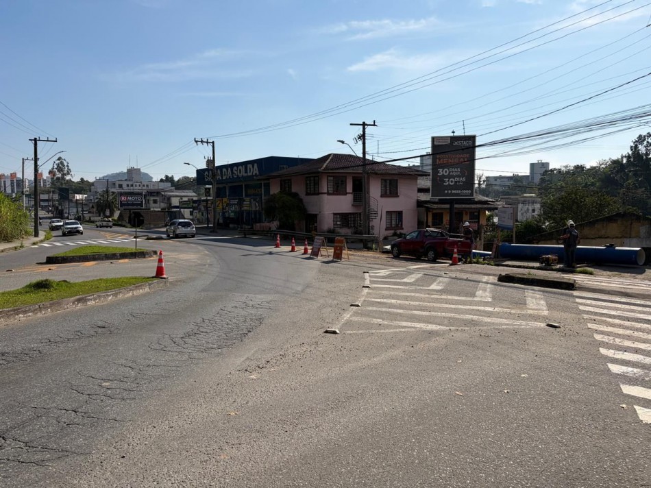Obras da nova adutora no bairro Salto do Norte chegam à Rua Pomerode e impactam o trânsito na região