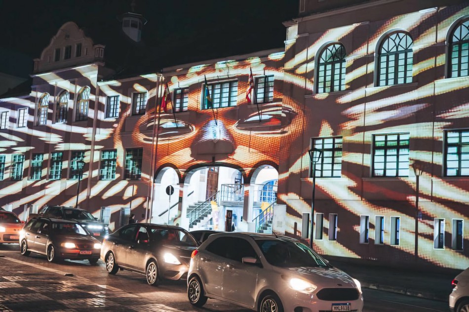 Texneo Novum Festival ocupa a Praça das Rosas com música, tecnologia e projeções noturnas