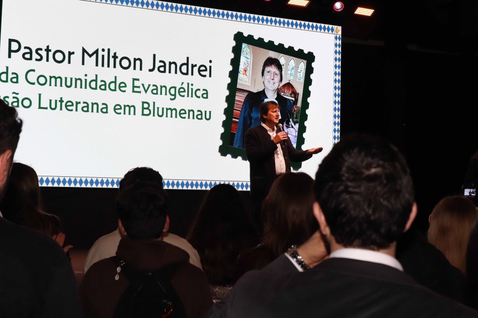 Oktoberfest Blumenau promove celebração religiosa em homenagem aos profissionais da festa