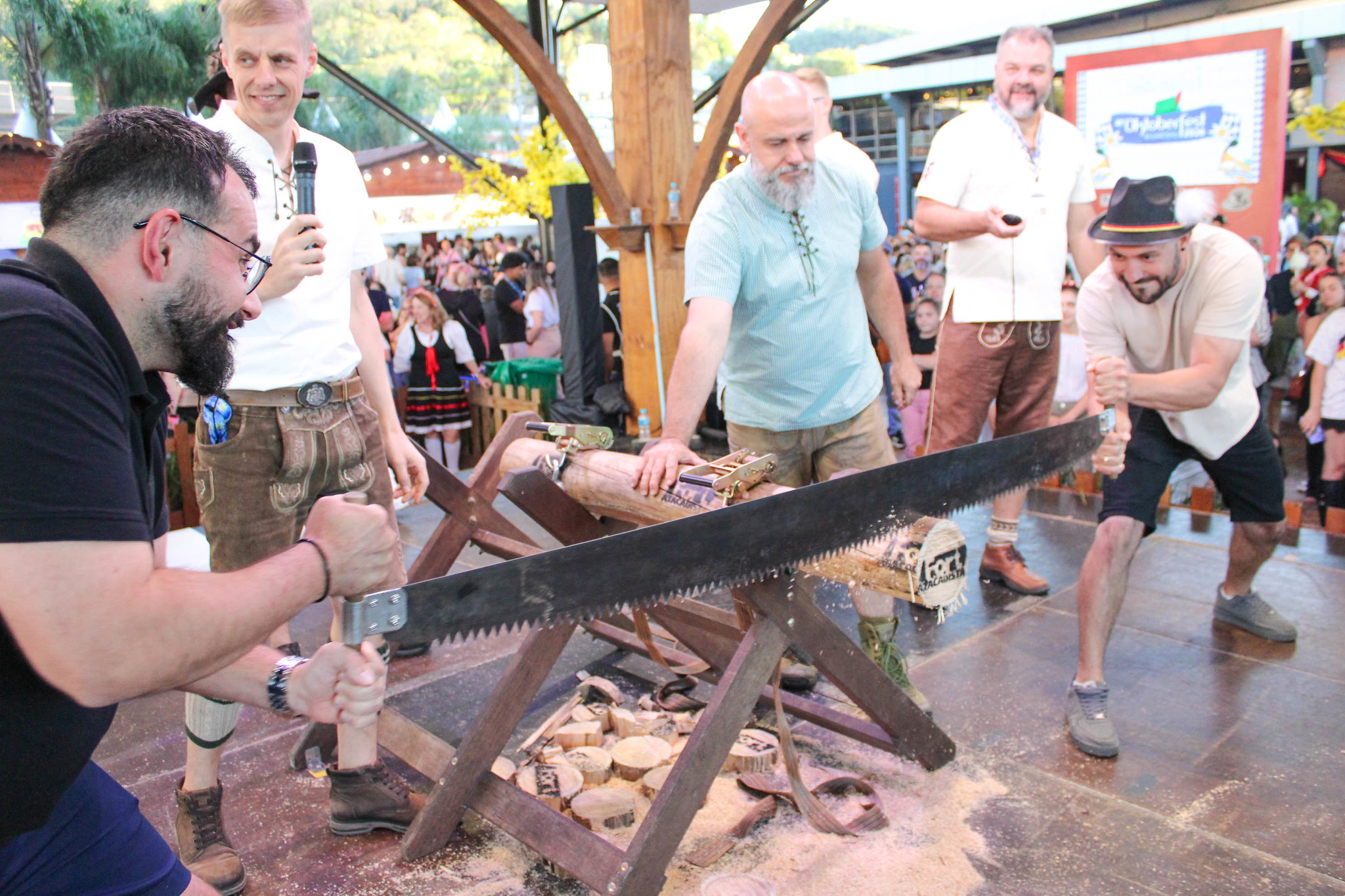Prova do Serrador desafia força de visitantes na Oktoberfest Blumenau