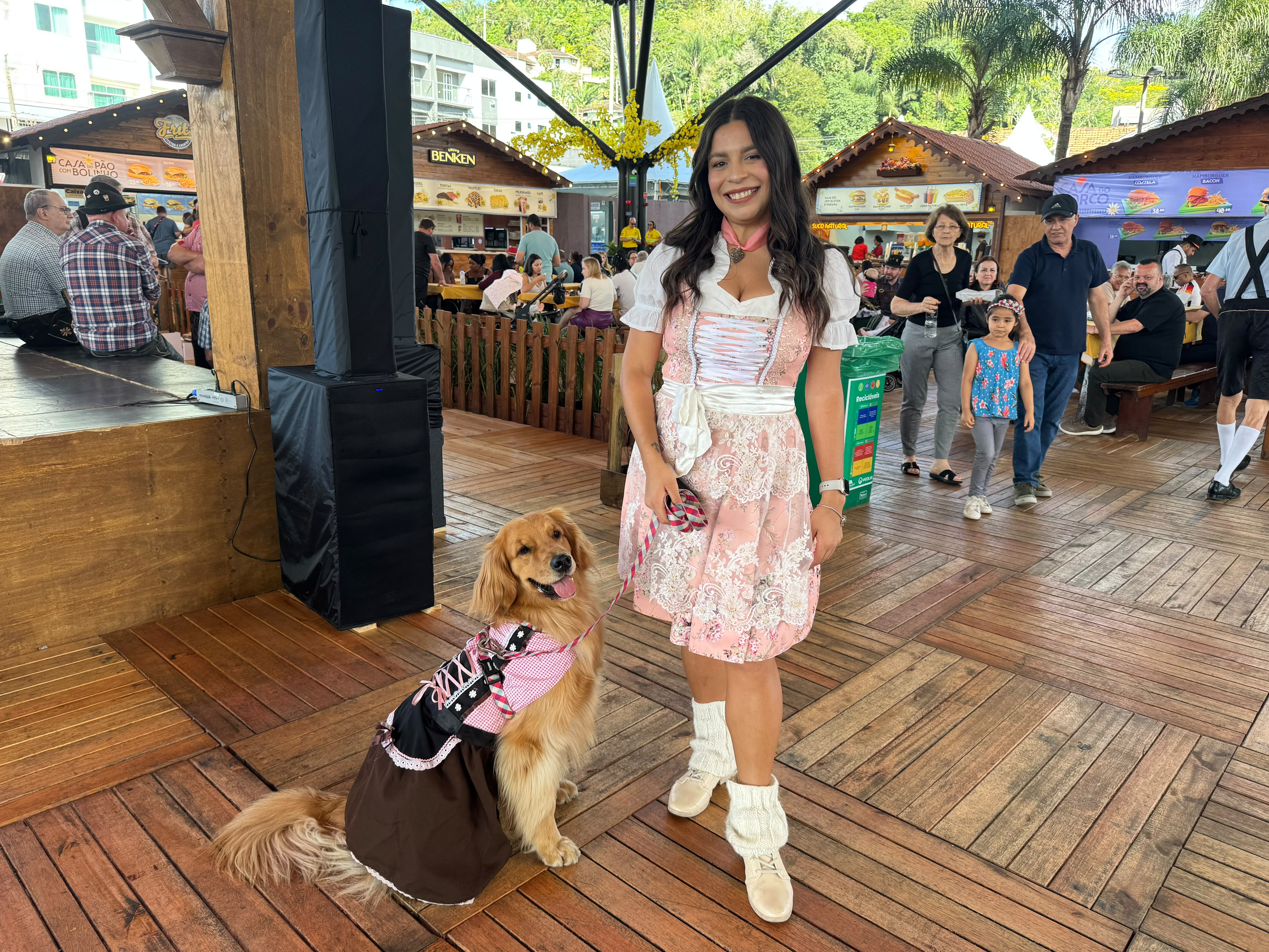 De quatro patas e traje típico: pets entram no clima da Oktoberfest