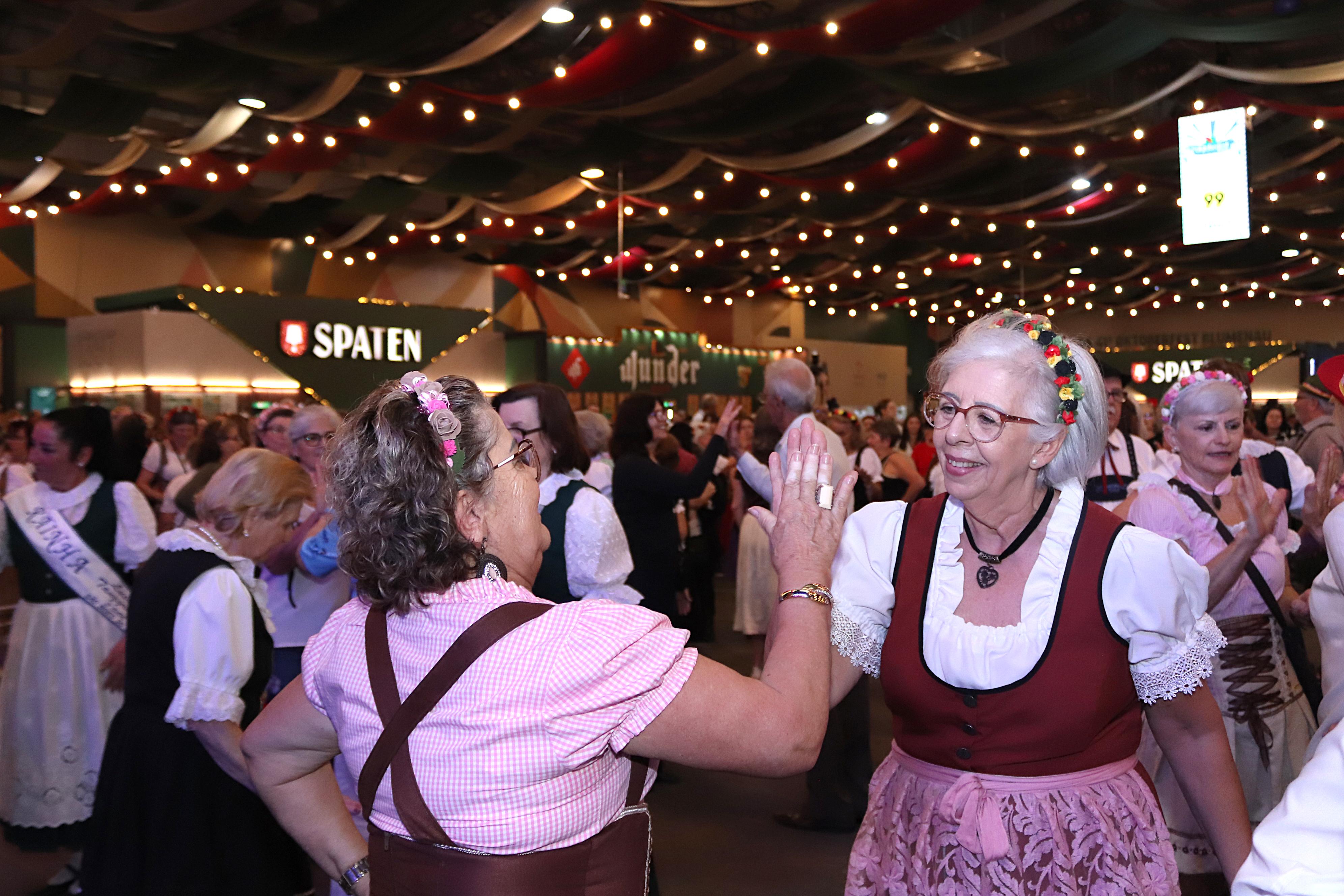 Oktoberfest 60+ lota setores em dia de tradição e reencontros