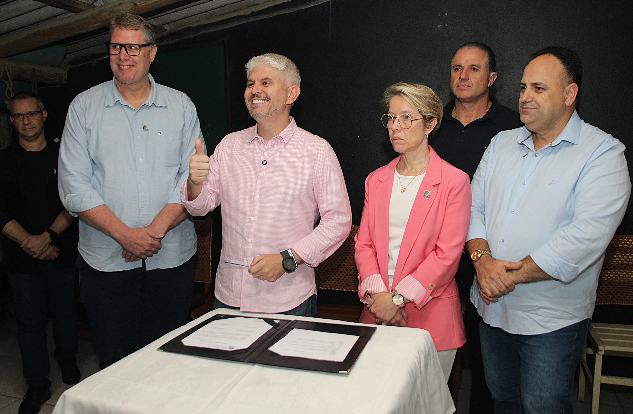 Prefeitura assina ordem de serviço e garante pavimentação de 670 metros da Rua Emil Wehmuth