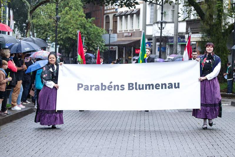 Desfile dos 176 anos de Blumenau reúne número recorde de participantes