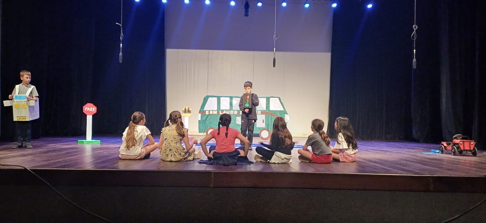 Estudantes de Blumenau apresentam peça teatral sobre trânsito