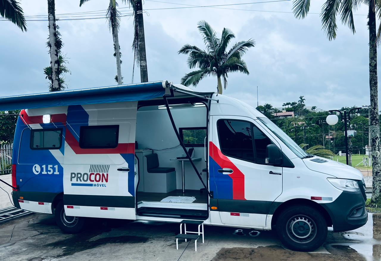 Procon Móvel recolhe denúncias dos moradores do bairro Salto Weissbach