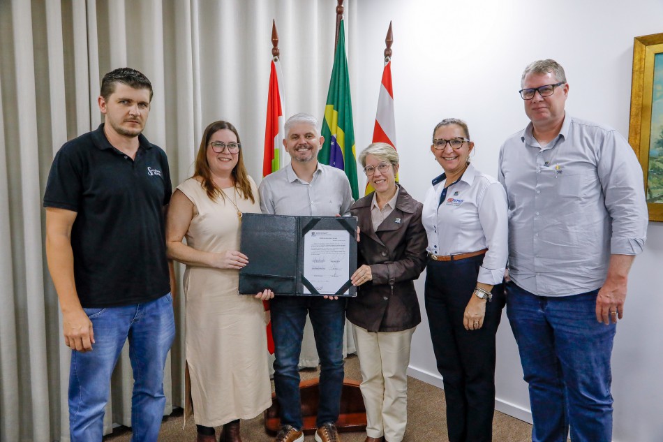 Prefeito empossa membros de conselhos