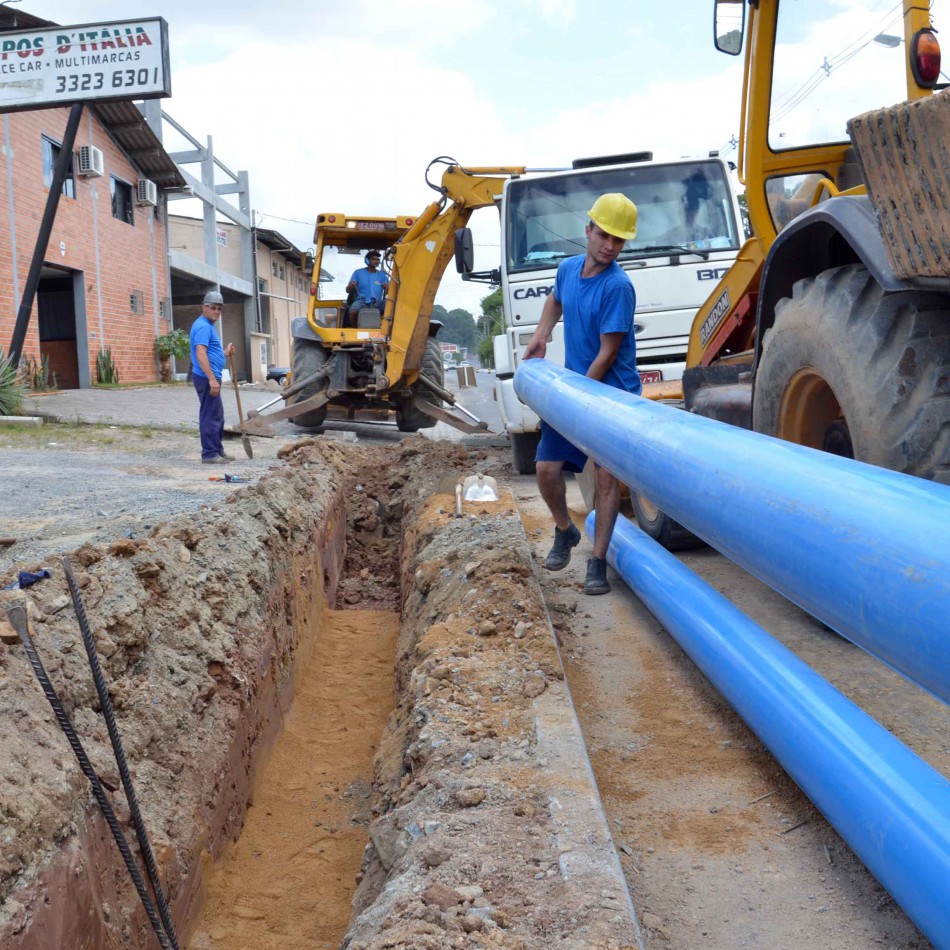 Mais de mil metros de rede adutora implantada na Fritz Spernau