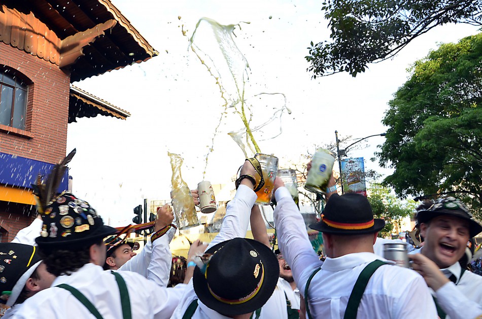 Concurso escolherá cinco novos grupos para os desfiles da Oktoberfest 