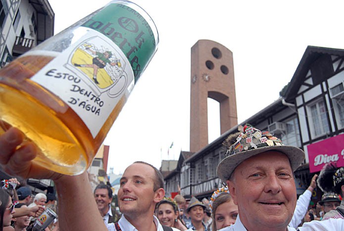 Novas atrações dos desfiles da Oktoberfest serão anunciadas na terça