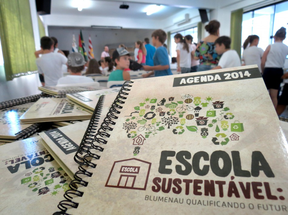 Rede municipal de ensino recebe agendas no primeiro dia letivo