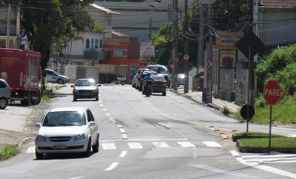 Prefeitura implanta nova sinalização viária na rua João Pessoa