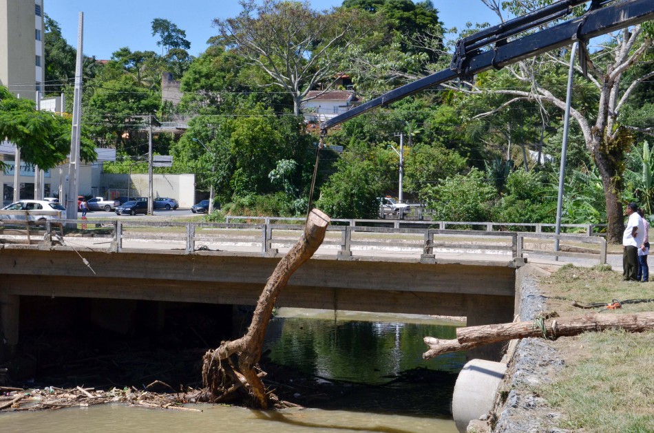 Prefeitura retira entulhos acumulados debaixo de pontes no ribeirão da Velha