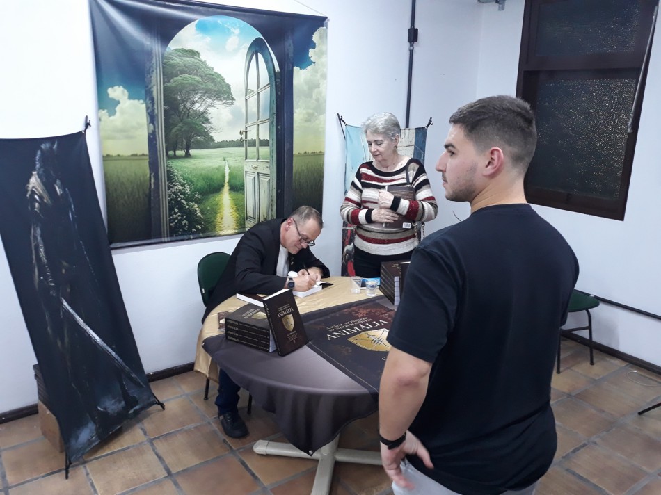 Evento na Biblioteca Municipal marca lançamento de livro de autor blumenauense