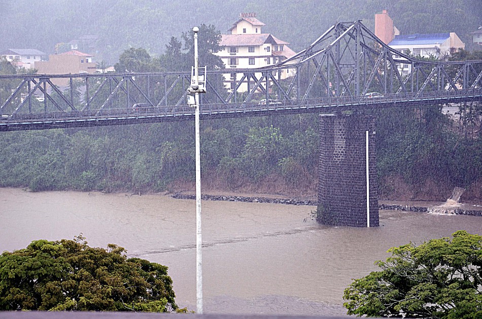 Defesa civil prevê 135mm de chuva até sexta-feira em Blumenau