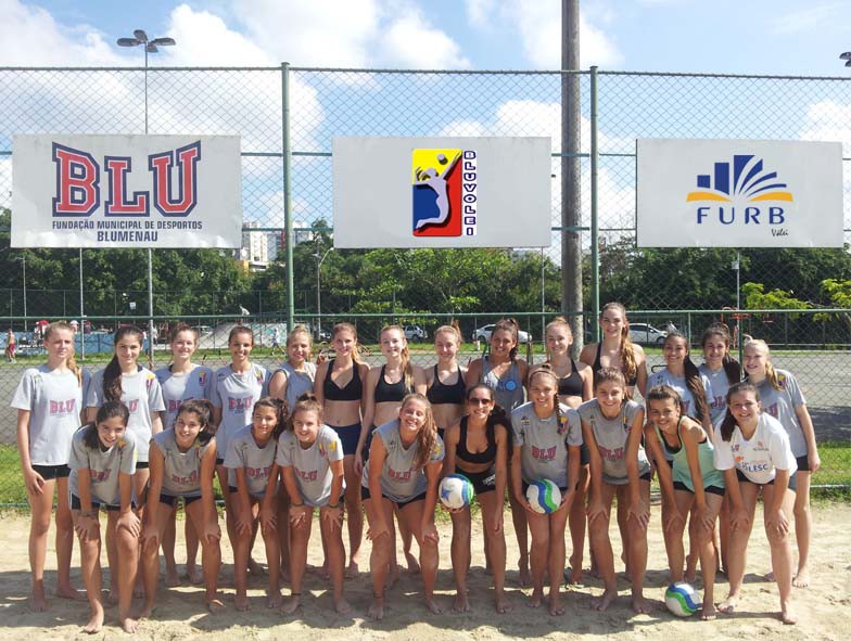 Voleibol de Blumenau realiza treinos sobre a areia