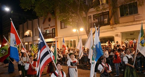 Segundo desfile da 30ª Oktoberfest reúne 10 mil pessoas na rua XV
