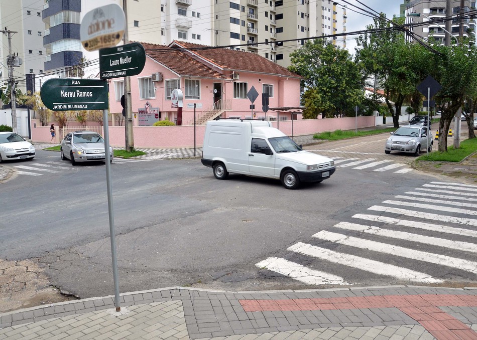 Prefeitura coloca tachões em cruzamentos da rua Nereu Ramos
