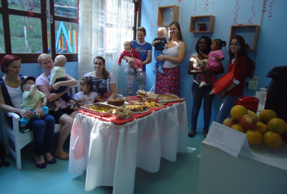 CEI Johanna Conrad reúne pais e filhos em café literário