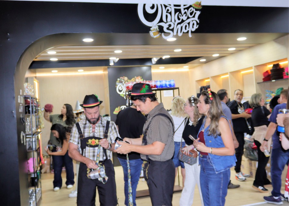 Turistas se encantam com produtos da loja oficial da Oktoberfest