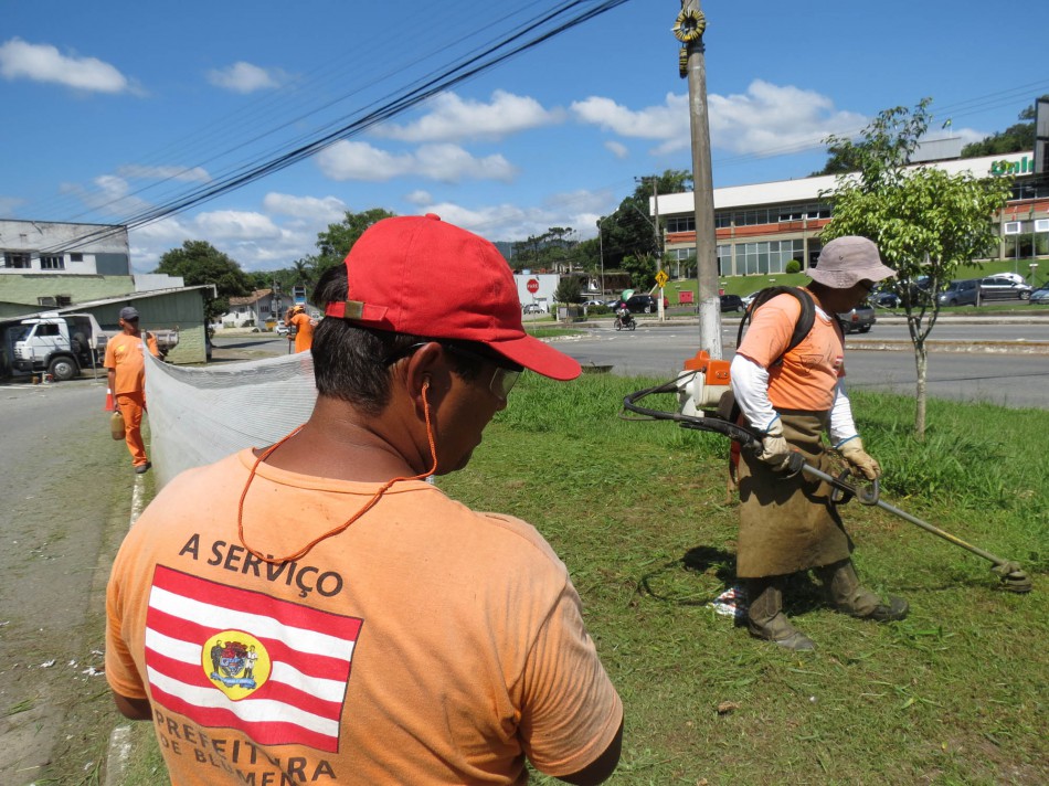 Rua Das Missões recebe serviços de roçada e raspagem