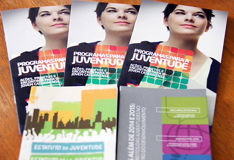 Prefeitura recebe livreto com ações destinadas aos jovens catarinenses
