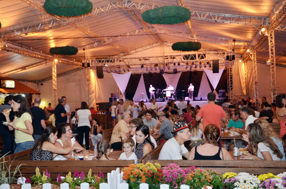 Quinta noite da Sommerfest 2014 foi marcada pelo calor intenso 