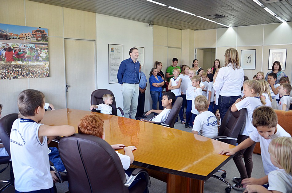 Alunos da EM Erich Klabunde visitam prefeitura