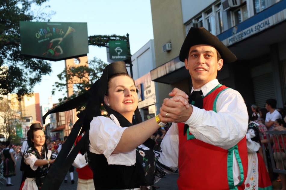 Último desfile da Oktoberfest Blumenau ocorre neste sábado