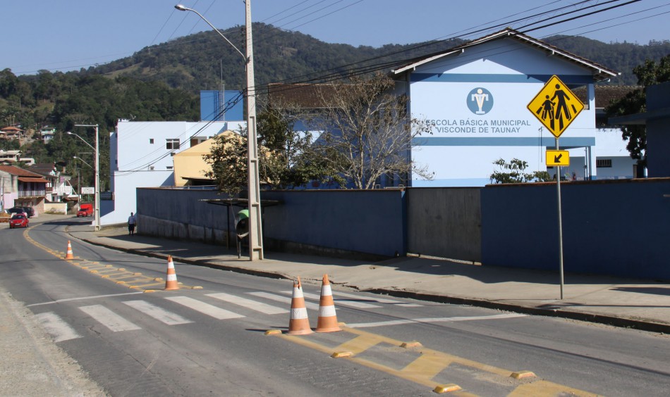 Prefeito assina ordens de serviço para reformar telhado de duas escolas