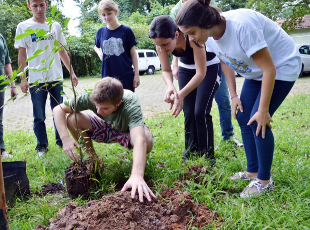Faema promove plantio de árvores nas margens do Ribeirão da Velha
