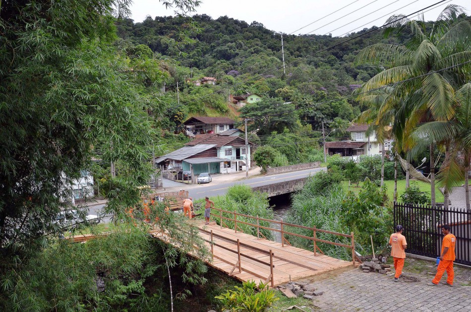 Manutenção e melhorias são realizadas em vários pontos da cidade