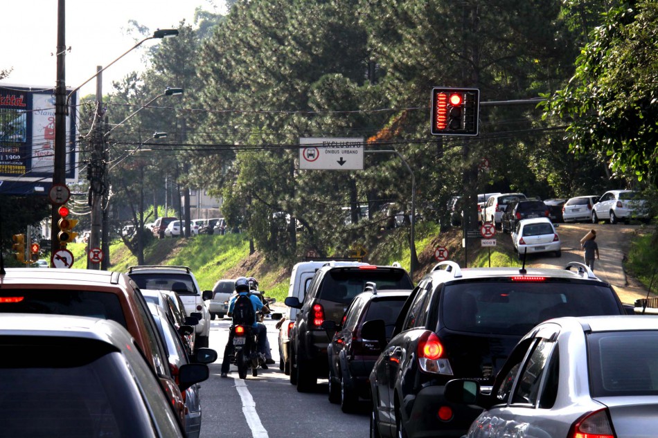 Prefeitura instala novo semáforo na Avenida Martin Luther