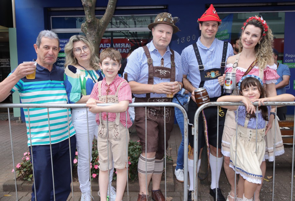 Tradição e diversão unidas nos desfiles da Oktoberfest Blumenau