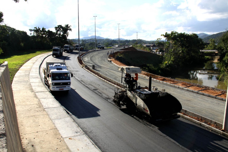 Obras de pavimentação avançam no complexo da Ponte do Badenfurt