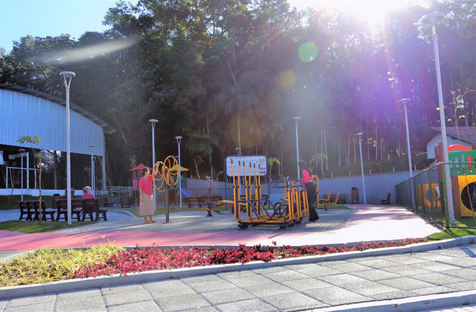 Nova praça entre os bairros Fidélis e Fortaleza Alta é concluída em Blumenau 