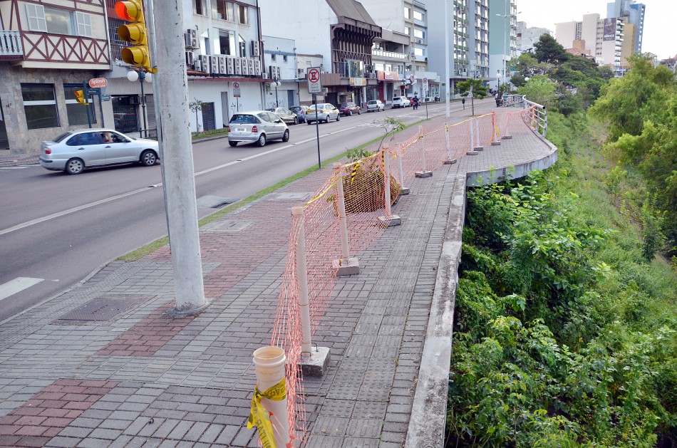 Guarda-corpo da Avenida Beira-Rio será reconstruído nos próximos dias