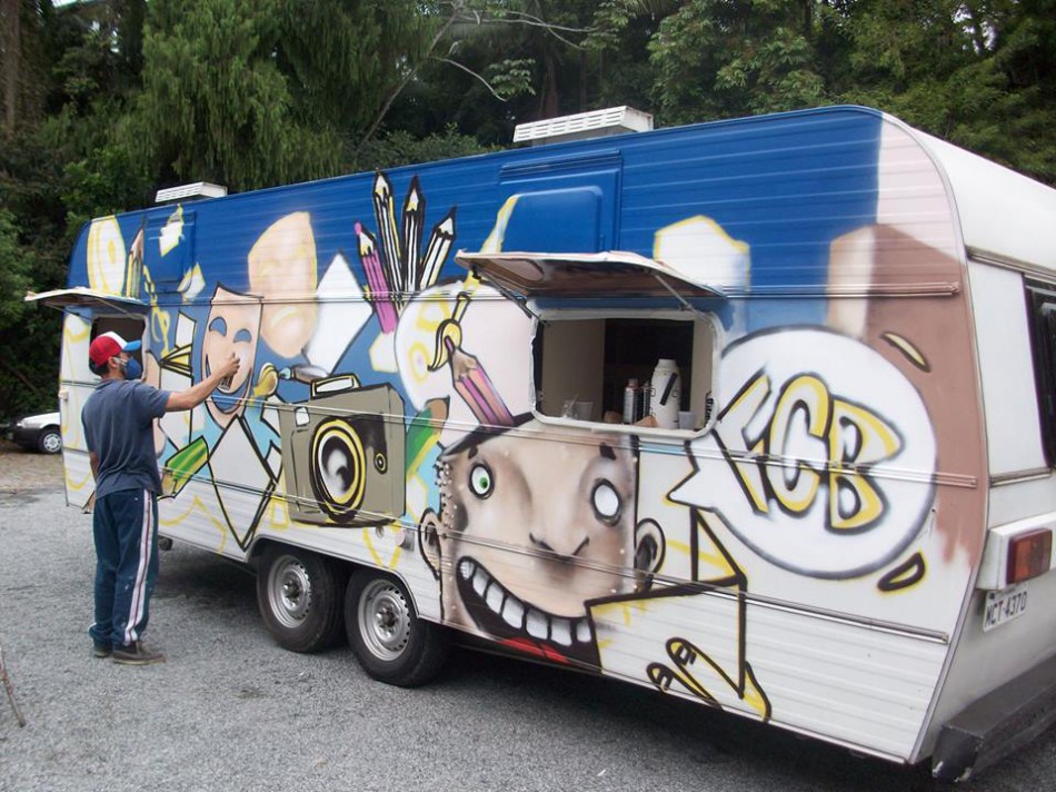 Irmãos grafiteiros preparam trailer para biblioteca móvel em Blumenau
