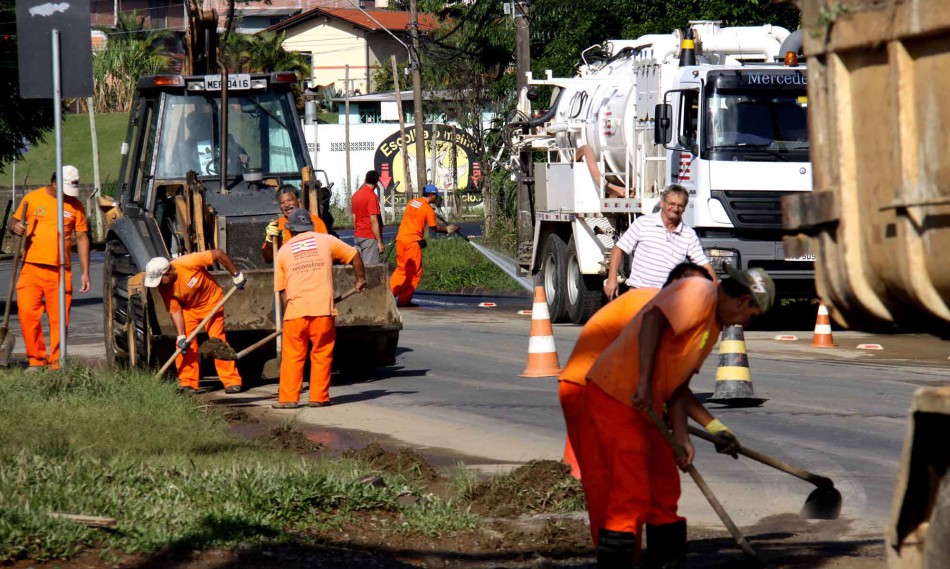 Equipes intensificam trabalho de limpeza e recuperação da cidade